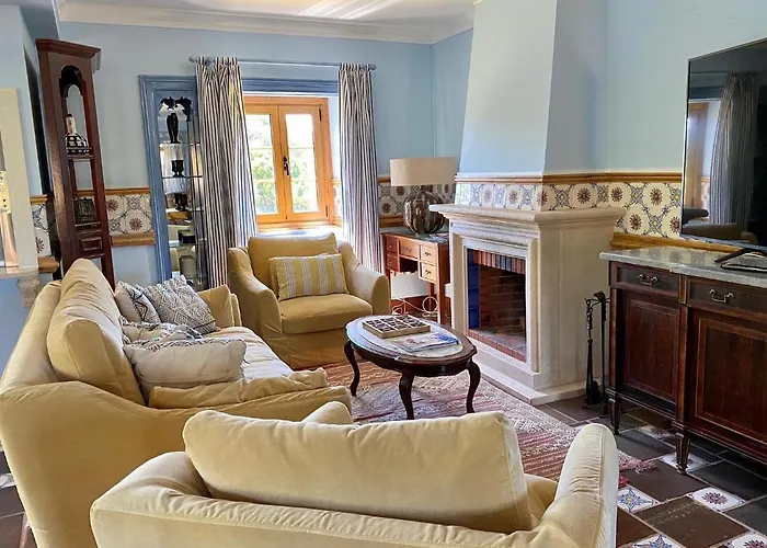 Charm Azenha Dobidos Farm *